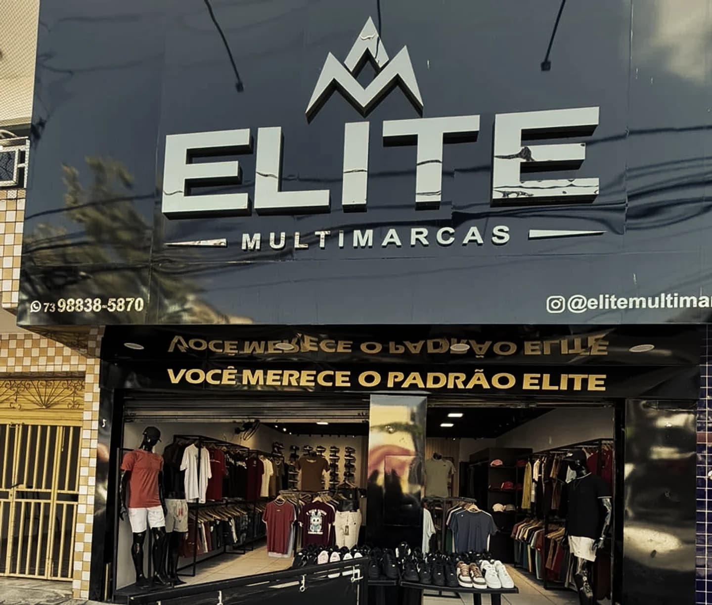 Fachada da Elite Multimarcas vista de frente, com o letreiro, a frase Você merece o padrão Elite e a loja aberta