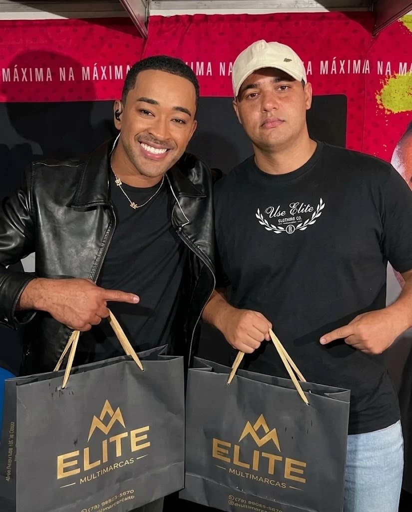Toque Dez segurando sacolas da Elite Multimarcas